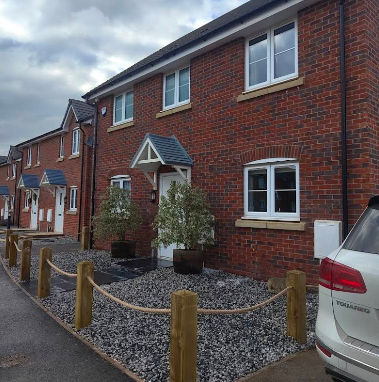 Post-and-rope fencing